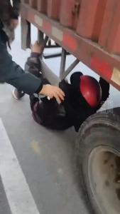 货车将老人卷车底 后车追赶截停救人 邮政职工挺身而出
