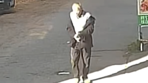 大爷丢弃的烟头引发连锁反应 小烟头大隐患