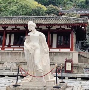 贵妃出浴"雕像被指不雅 媒体锐评：历史与现代的碰撞