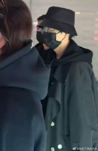 今天丽江机场被07快男承包了 快乐老友记齐聚