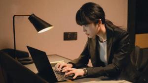 靠语音输入写论文？05后不会用电脑了 告别传统PC时代