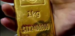 男子将1公斤黄金落在机场大巴上 200万元金饰失而复得