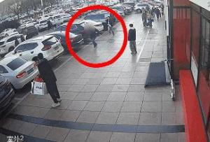 00后民警购物时抓嫌犯 职业本能显神威