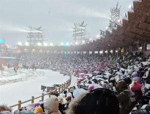 景区演员大雪中演出 网友直呼敬业 双向奔赴感动人心