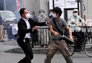 山上彻也母亲盲目信教捐款1亿日元 山上彻也回应选择袭击安倍晋三