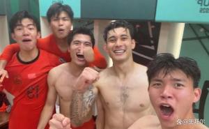 国足球员更衣室怒吼 点胜乌兹激情庆祝