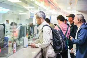 今年春运老年人可以电话订票啦 便捷服务暖人心