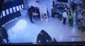 杭州：男孩ICU昏迷70天 400多户商家帮筹款！