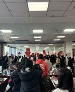 校长“突袭”图书馆给学生发红包 延续二十余年传统