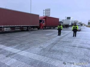 40辆车因大雪滞留 交警为司机送包子 寒夜中的温暖守护