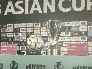 中日对决即将打响！U23亚洲杯决赛“光剑舞”暖场 冠军奖杯已就位 决战前夕氛围浓厚