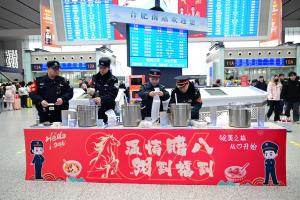合肥南站为旅客送腊八粥 温情活动暖人心