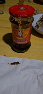 男子称在老干妈中吃出蚂蚱 质疑生产环节问题