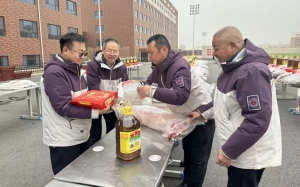 民办中学领导凑钱给教职工发年货 温暖举措获赞