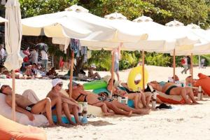 三亚的俄罗斯人快比东北人还多了 共享沙滩惬意时光