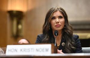 特朗普称诺姆不会辞职 总统力挺其工作表现