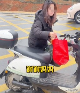 后妈冒雨给上高中儿子送饭！