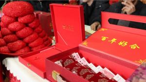 父母婚礼现场退彩礼不是慷女儿之慨 传递朴素婚恋观