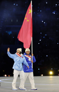 中国队亮相开幕式现场尖叫如潮 五星红旗飘扬米兰