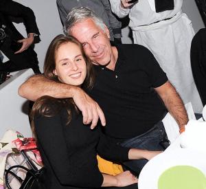 爱泼斯坦案受害者姓名被曝光 监控视频引发新疑云