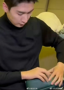 美国队铲倒韩国队 武大靖笑好大声 真情流露引热议