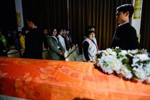 女子给亲人办丧事发现埋错人 荒诞事件背后的沉重叩问