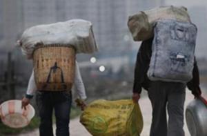 54岁大叔扛着行李和塑料桶返乡 城市边缘的坚韧与无奈