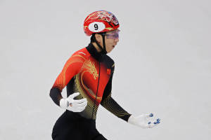 孙龙受伤被搀扶离场 膝盖流血退赛