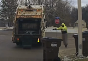 嫌疑人为躲避警方追捕藏身垃圾桶内 环卫工发现后手舞足蹈向警方示意