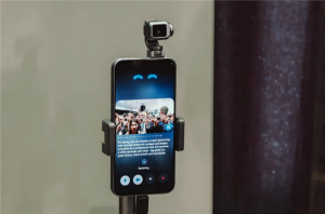 中国造全球首款机器人手机亮相 荣耀Robot Phone震撼发布