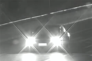 男子加班到极限开智驾上高速睡着 疲劳驾驶险酿祸