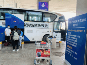 大学生返校统一姿势 行李提前邮寄