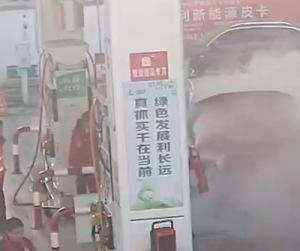 1秒都不耽误加油站员工35秒硬核救场