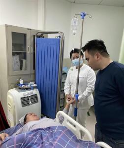 六个儿子泰山压顶 爸爸快喘不过气！