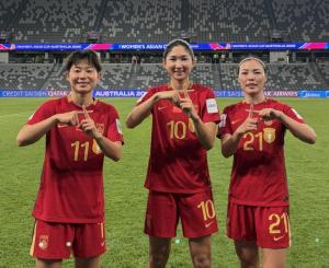 赛场庆祝原来是一份礼物，中国女足用一场胜利兑现球场约定 为追风女孩圆梦