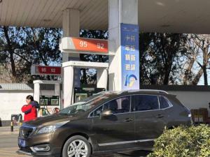 今晚油价上涨 加满一箱油多花26元 年内最大涨幅