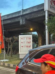 多地加油站排长队 油价大幅上调引发抢油潮