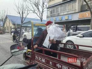 七旬爷爷骑三轮带老伴买鲜花 白发浪漫暖人心