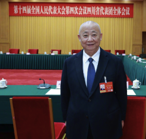 全国人大代表里赞关注“僵尸车”治理：我国停车泊位缺口超1亿，呼吁立法、统一执法尺度、深化部门协同