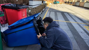 业主20万现金被误扔 物业寻回 10分钟找回巨款