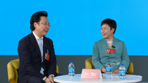 被问这个问题 蒙曼“打”了记者一掌 AI与人之别