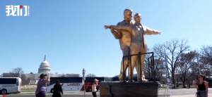 美国国会大厦前现特朗普爱泼斯坦雕像 重现《泰坦尼克号》场景