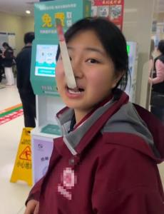 女孩吃酸奶太急勺子卡牙里凌晨就医 急诊室里的小插曲