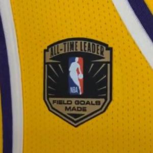 詹姆斯今日球衣补丁上刺有特殊字样 纪念历史得分王回归