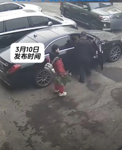 爸爸误以为儿子上车直接开走，儿子站在原地发懵