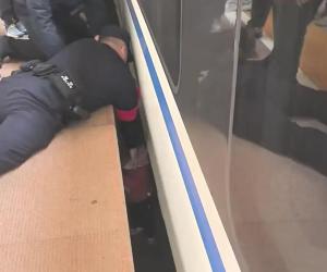 幼儿意外踩空 掉进站台与列车间隙 已安全救出无大碍