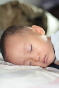 宝宝被爸爸压在枕头下 妈妈吓懵