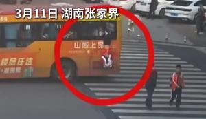 当公交车突然没了台阶 小女孩掉落被托举救起