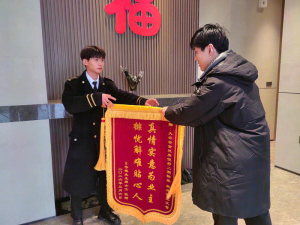 26岁小区保安寒夜救回醉卧失智业主 精准定位救人