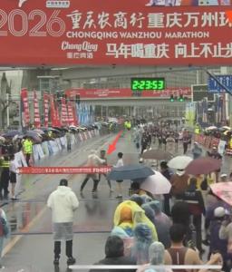 马拉松冠军冲刺时被强行带离赛道 乌龙事件引争议